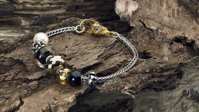 Rævehalearmbånd med kugler i perle, sten, guld, glas og sølv med en guld lås